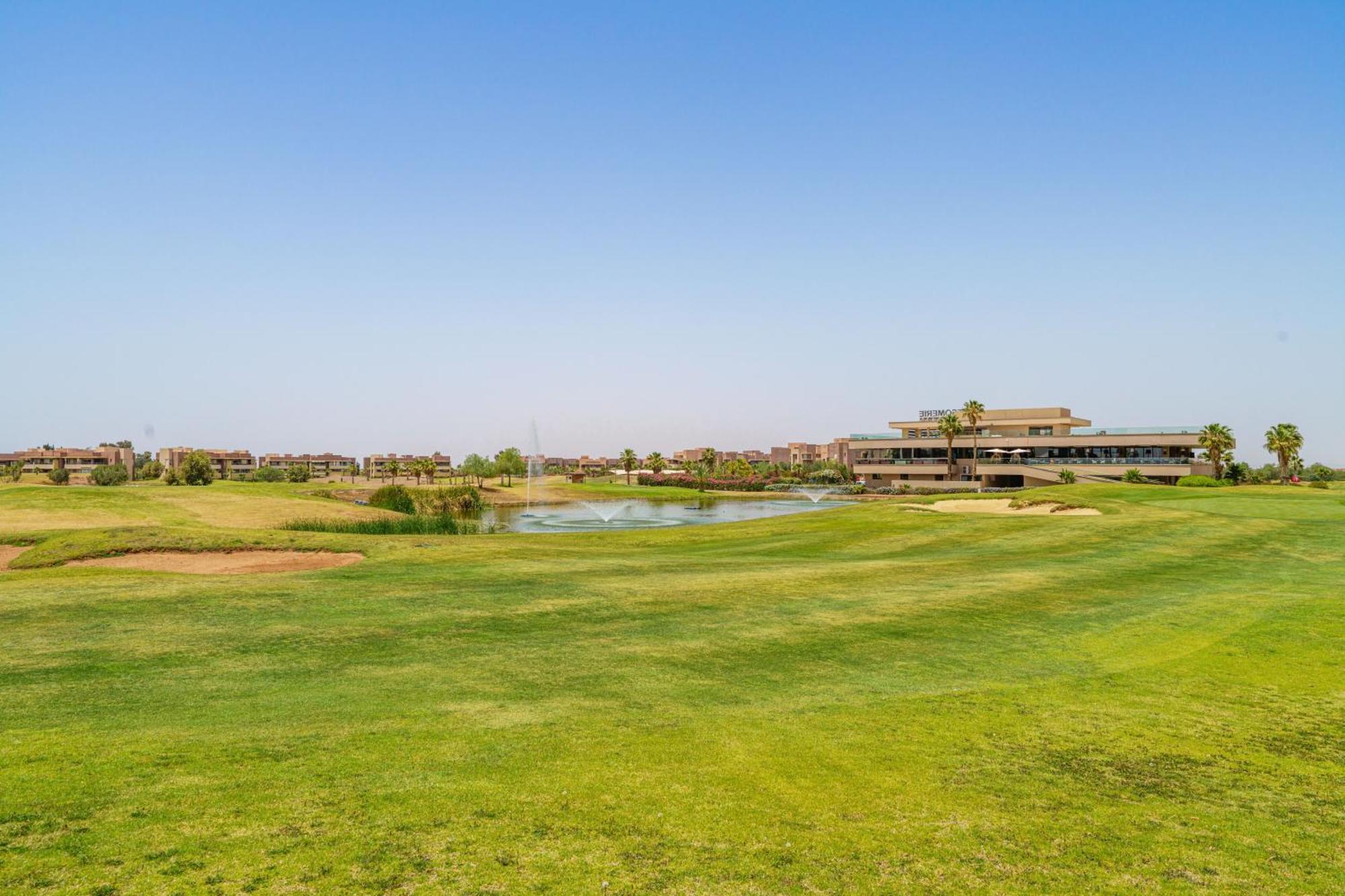 Relax Front Of Golf-atlas